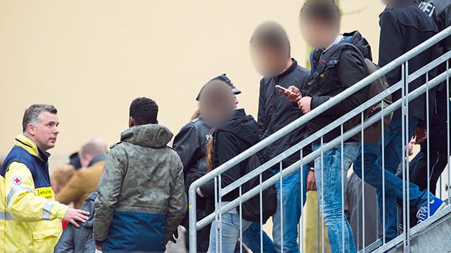 Nach einer Messerattacke eines 17-Jährigen auf einen Mitschüler werden Jugendliche aus dem Schulgebäude begleitet.