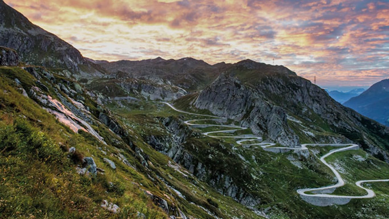 Sonnenaufgang auf dem St. Gotthard. Die Strecke gehört zur neuen Touristenroute "Grand Tour".
