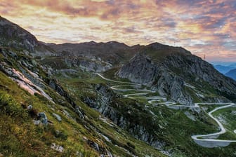 Sonnenaufgang auf dem St. Gotthard. Die Strecke gehört zur neuen Touristenroute "Grand Tour".