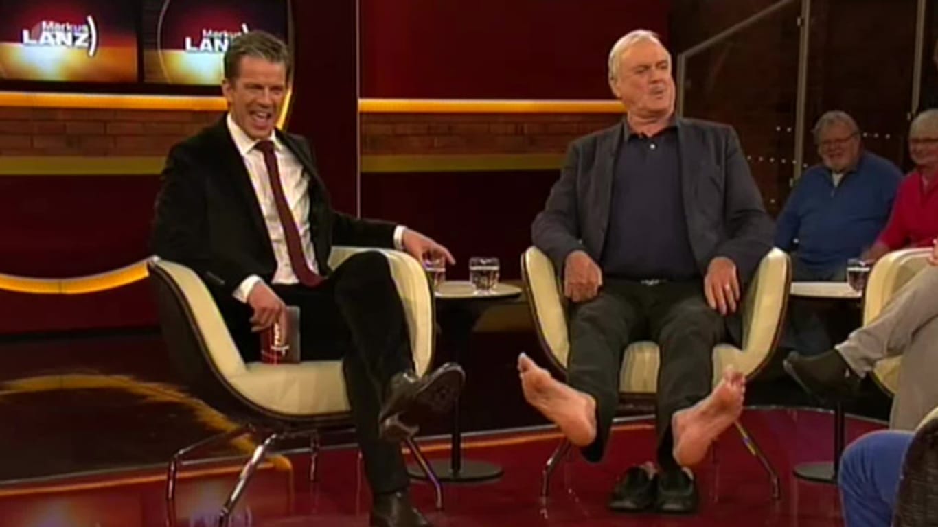 So lieben die Zuschauer John Cleese (re.): Bei Markus Lanz ließ er sich barfuß interviewen.