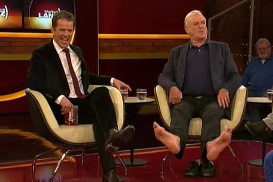 So lieben die Zuschauer John Cleese (re.): Bei Markus Lanz ließ er sich barfuß interviewen.