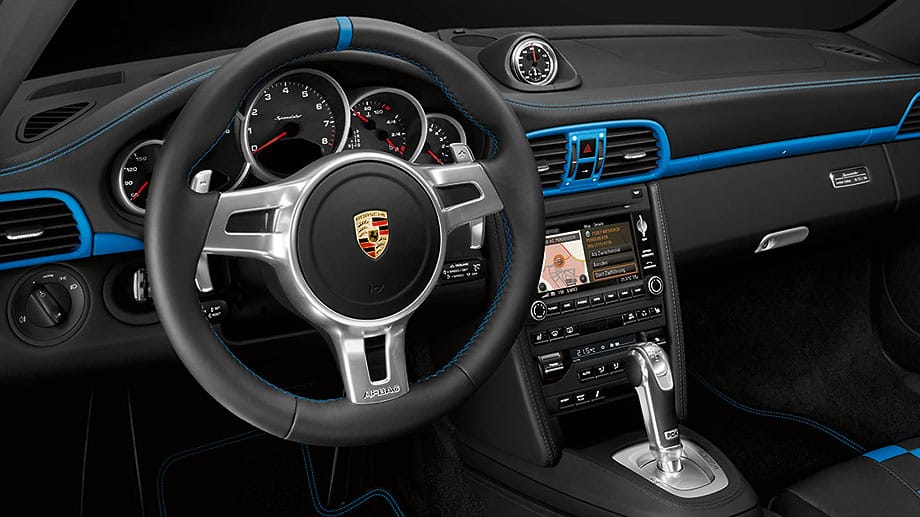 Ein Blick ins Cockpit des 911 Speedster zeigt, welche Individualisierungen möglich sind. Nahezu jedes Bauteil kann mit Leder bezogen werden, sogar Lüftungsöffnungen oder Knöpfe und Schalter.