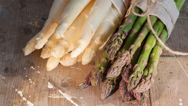 Grüner Spargel enthält mehr Vitamine und ist daher sogar noch gesünder als sein bleicher Verwandter.