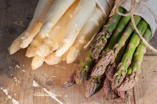 Grüner Spargel enthält mehr Vitamine und ist daher sogar noch gesünder als sein bleicher Verwandter.