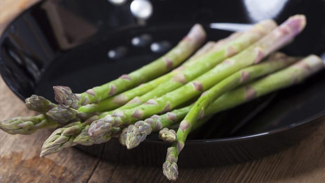 Wer Spargel in der Pfanne anbrät, wird mit besonders kräftigen Aromen belohnt.