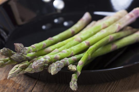 Wer Spargel in der Pfanne anbrät, wird mit besonders kräftigen Aromen belohnt.