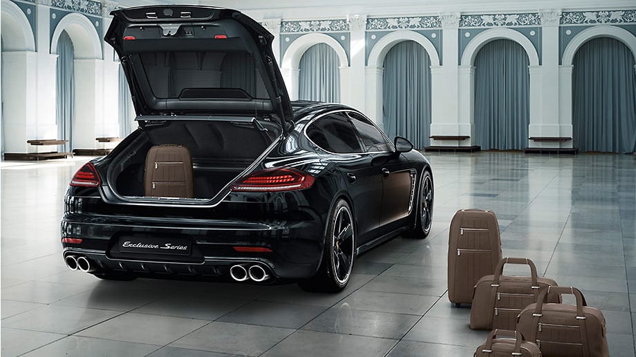 Als besonderes Extra hält Porsche ein für den Kofferraum passgenaues Gepäckset aus edlem Leder der berühmten italienischen Marke Poltrona Frau parat.