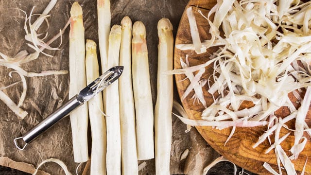 Verarbeiten Sie geschälten Spargel möglichst rasch, da er ansonsten an Aroma verliert.