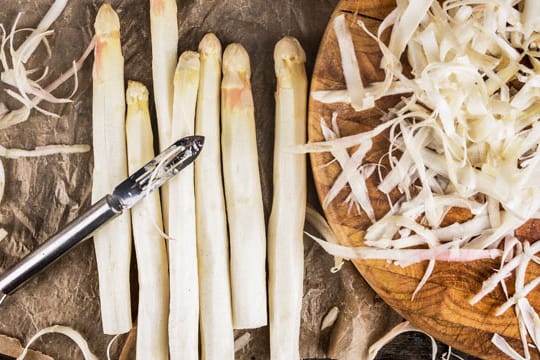 Verarbeiten Sie geschälten Spargel möglichst rasch, da er ansonsten an Aroma verliert.