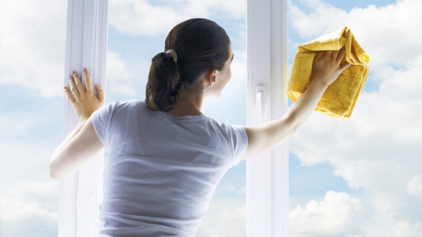 Fensterputzen muss keine Qual sein - vorausgesetzt man kennt die richtige Technik und nutzt die wichtigsten Hilfsmittel.