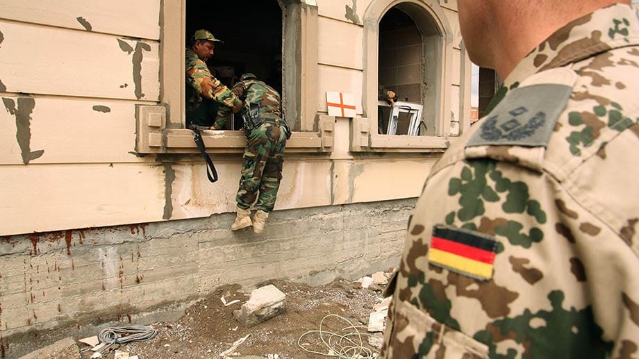 Kurdische Peschmerga-Kämpfer werden in Erbil von Soldaten der Bundeswehr ausgebildet.