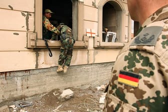 Kurdische Peschmerga-Kämpfer werden in Erbil von Soldaten der Bundeswehr ausgebildet.