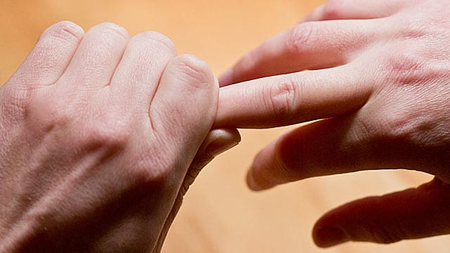 Ein Geräusch, das jeder kennt, aber bislang nicht zu erklären war: Fingerknacken. Ein Geräusch, das jeder kennt, aber bislang nicht zu erklären war: Fingerknacken.