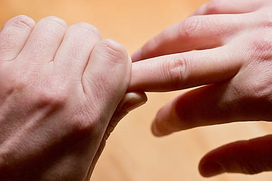 Ein Geräusch, das jeder kennt, aber bislang nicht zu erklären war: Fingerknacken.