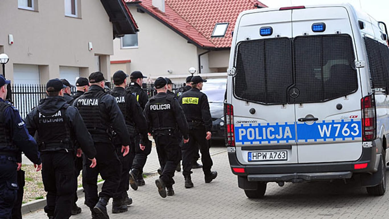 Polizisten suchen im polnischen Wolczkowo nach einem entführten Mädchen.
