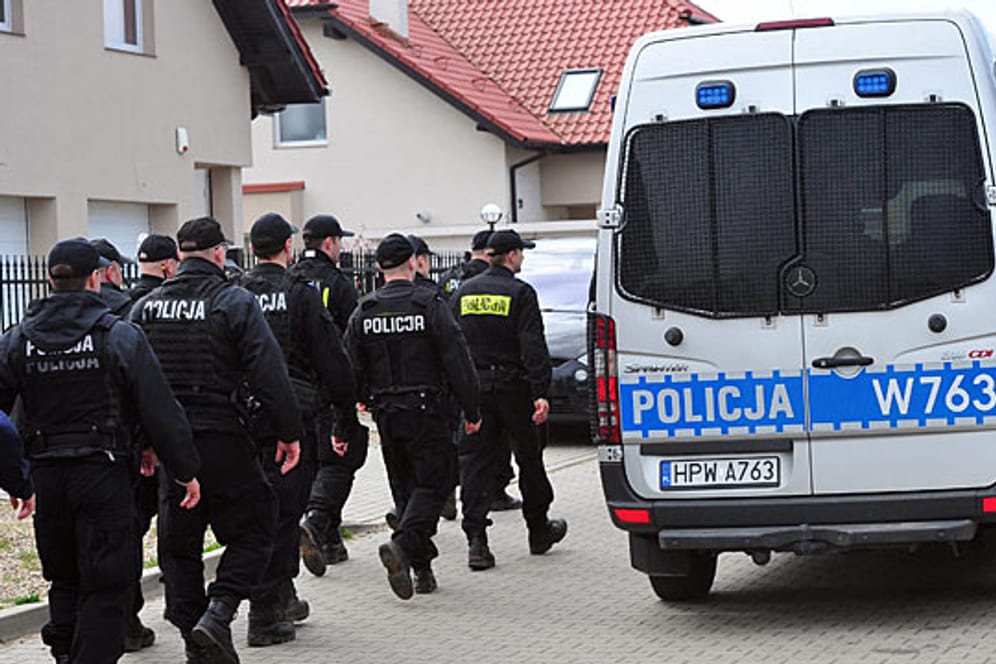 Polizisten suchen im polnischen Wolczkowo nach einem entführten Mädchen.