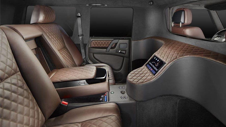 Statt der ursprünglichen Sitzbank der normalen G-Klasse, können es sich die Passagiere in zwei Einzelsitzen bequem machen. Diese Commander Seats sind mit dem gleichen feinen gesteppten Leder überzogen, wie es auch bei den Bentley-Luxus-Limousinen verwendet wird.