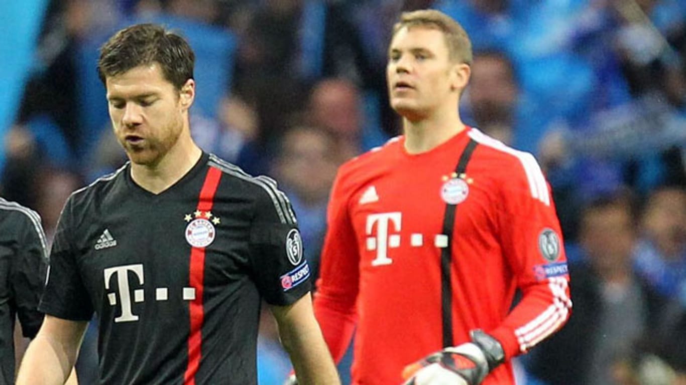Xabi Alonso (li.) und Manuel Neuer erlebten mit dem FC Bayern einen rabenschwarzen Abend in Porto.