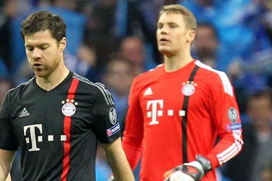 Xabi Alonso (li.) und Manuel Neuer erlebten mit dem FC Bayern einen rabenschwarzen Abend in Porto.