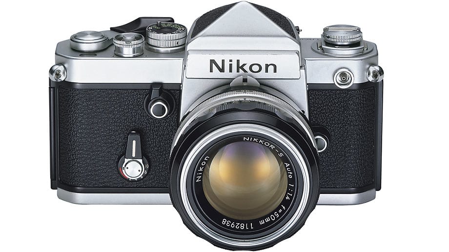 Kamera für harte Kerle: Die Nikon F2 aus den 70-er Jahren galt als extrem robust und stabil. Daher hatte sie einen hervorragenden Ruf beim Reportage-Einsatz.