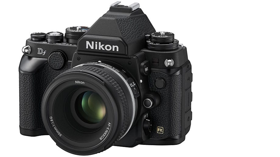 Die Nikon Df greift die Formensprache der robusten F2 erkennbar wieder auf .Das Gehäuse kostet ohne Objektiv knapp 2000 Euro.