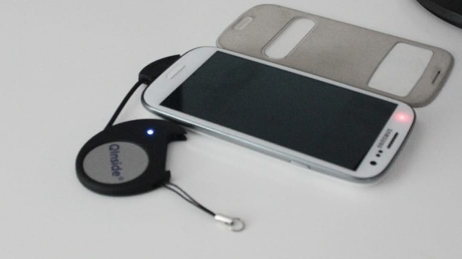 Bei Qinside sind Ladeadapter zu sehen, mit denen Smartphones, die kein induktives Laden bieten, über ein kurzes Kabel dann über die "Lademöbel" mit Strom versorgt werden können.