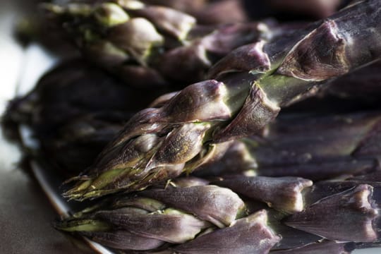 Leider ist violetter Spargel relativ selten – dabei schmeckt er aromatischer und ist gesünder.