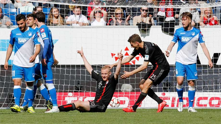 Sebastian Rode feiert sein Tor zum 1:0 für den FC Bayern.