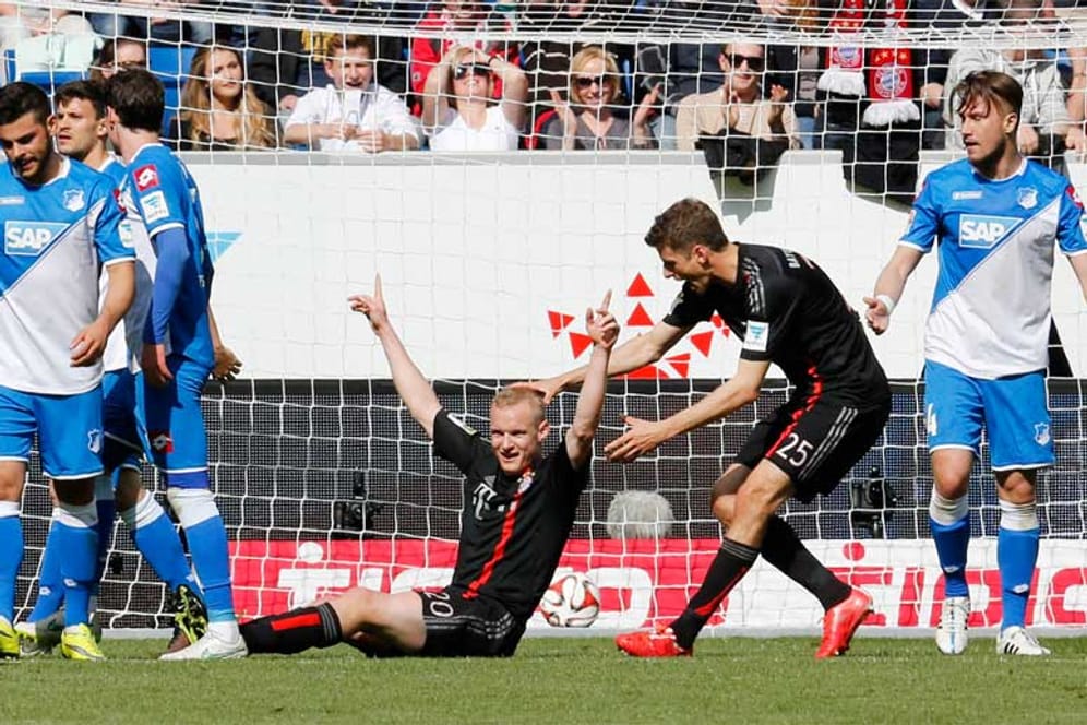 Sebastian Rode feiert sein Tor zum 1:0 für den FC Bayern.