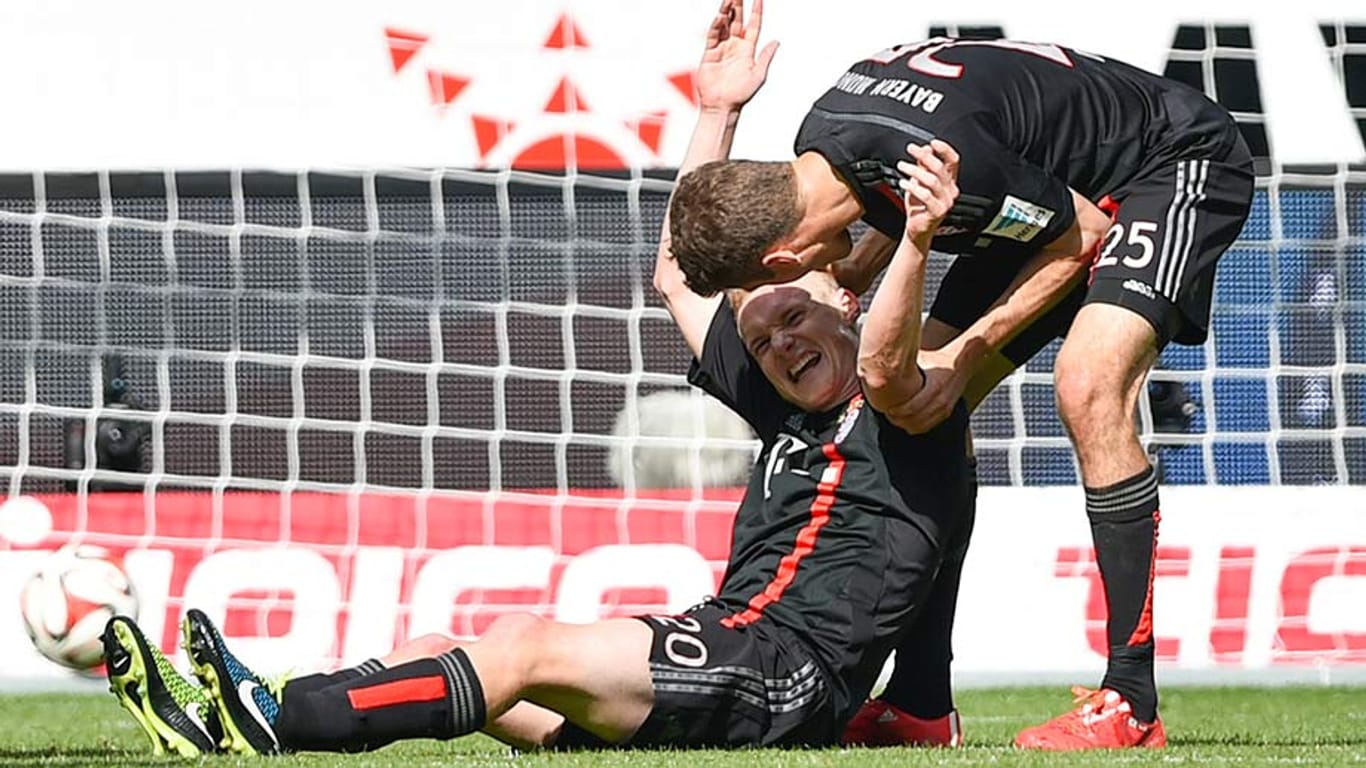 Sebastian Rode freut sich nach seinem Treffer in Hoffenheim und erhält Glückwünsche von Thomas Müller.