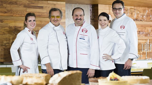 Johann Lafer und sein Team aus der Backshow "Deutschlands bester Bäcker".