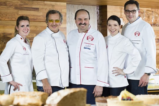 Johann Lafer und sein Team aus der Backshow "Deutschlands bester Bäcker".