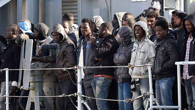 Flüchtlinge auf einem Schiff vor Sizilien.