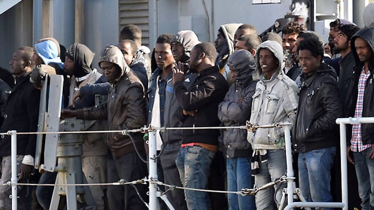 Flüchtlinge auf einem Schiff vor Sizilien.