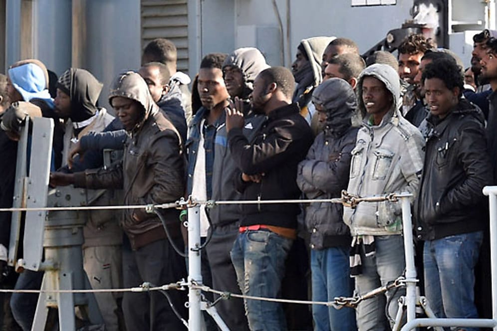 Flüchtlinge auf einem Schiff vor Sizilien.