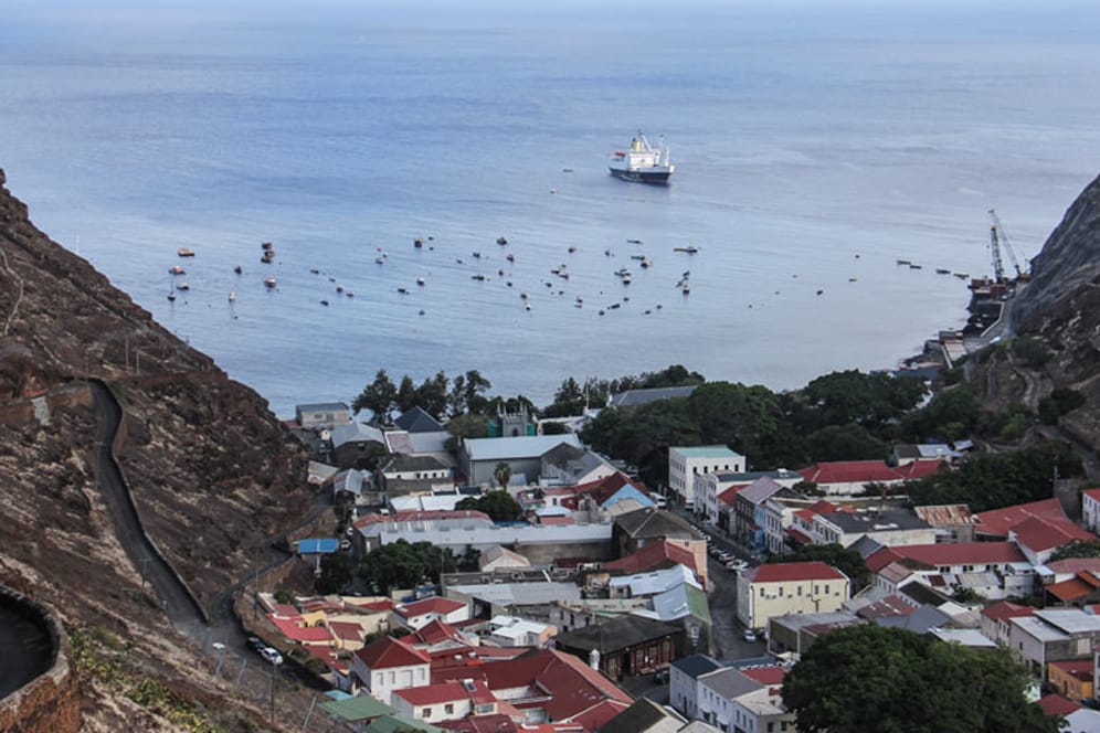 St. Helena ist bislang nur zu Wasser zu erreichen. Alle drei Wochen startet ein britisches Postschiff vom südafrikanischen Kapstadt aus.