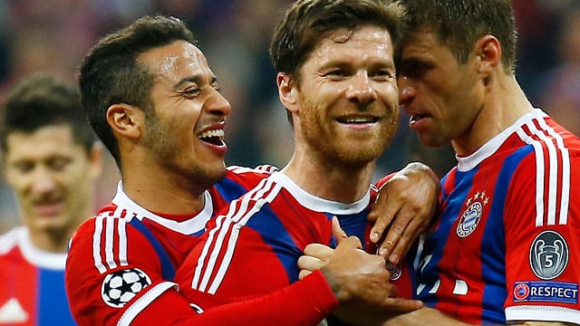 Die Bayern-Profis Xabi Alonso (Mitte), Thiago (li.) und Thomas Müller beim Torjubel.