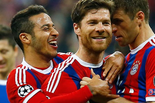 Die Bayern-Profis Xabi Alonso (Mitte), Thiago (li.) und Thomas Müller beim Torjubel.
