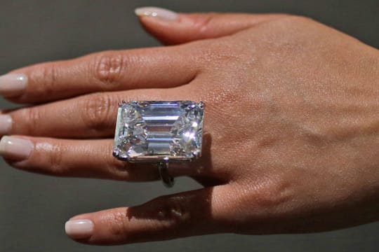 "Weißer als weiß" - so präsentierte Sotherby's den Diamanten vor der Versteigerung.