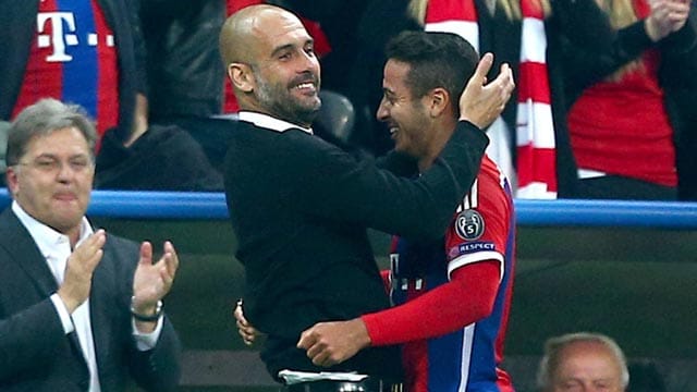 Bayern-Trainer Pep Guardiola herzt Thiago nach dessen toller Leistung gegen Porto.