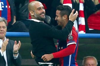 Bayern-Trainer Pep Guardiola herzt Thiago nach dessen toller Leistung gegen Porto.