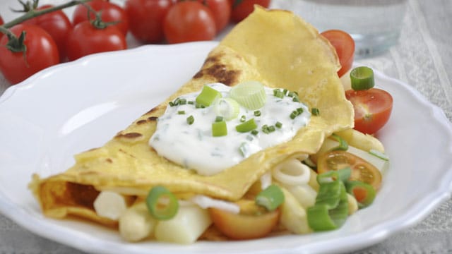 Ein paar Tomatenstücke verleihen dem Spargel-Pfannkuchen die gewisse Extra-Frische.