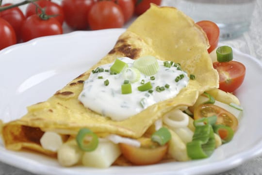 Ein paar Tomatenstücke verleihen dem Spargel-Pfannkuchen die gewisse Extra-Frische.