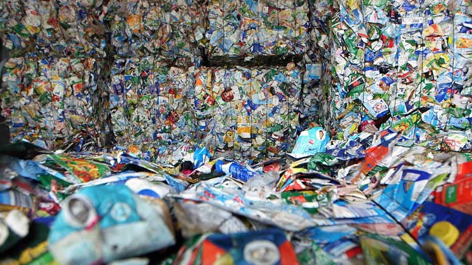 ZDF-Recherchen zeigen: Es werden deutlich weniger Kartons recycelt, als die Produzenten vorgeben.