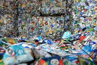 ZDF-Recherchen zeigen: Es werden deutlich weniger Kartons recycelt, als die Produzenten vorgeben.