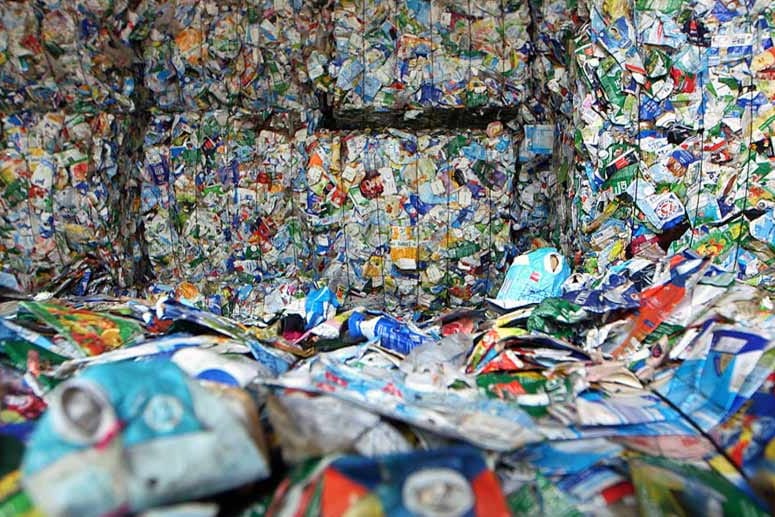 ZDF-Recherchen zeigen: Es werden deutlich weniger Kartons recycelt, als die Produzenten vorgeben.