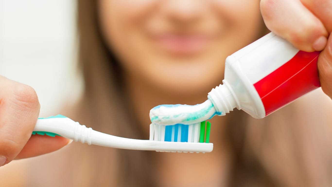 Ob eine Zahnpasta zuverlässig vor Karies schützt, hängt vor allem von dem zugesetzten Fluorid ab.