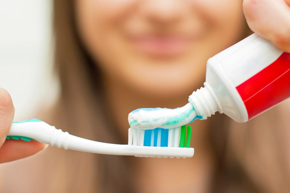 Ob eine Zahnpasta zuverlässig vor Karies schützt, hängt vor allem von dem zugesetzten Fluorid ab.