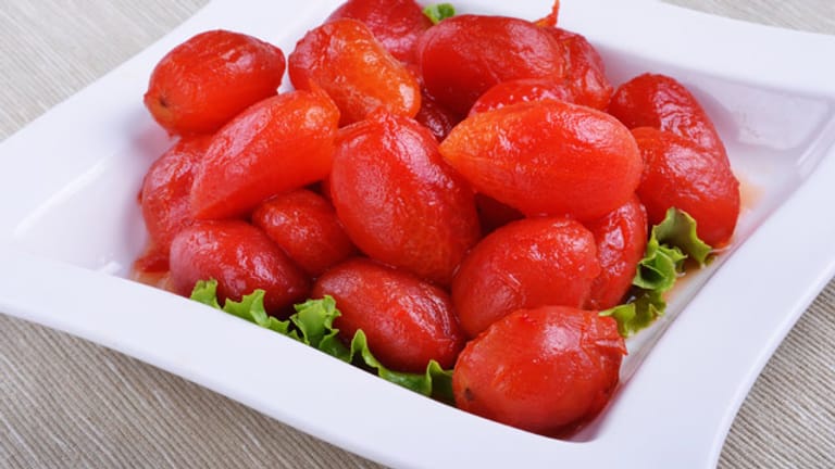 Gehäutete Tomaten lassen sich gut zu Soße, Suppe, Chutney oder Ratatouille weiterverarbeiten.