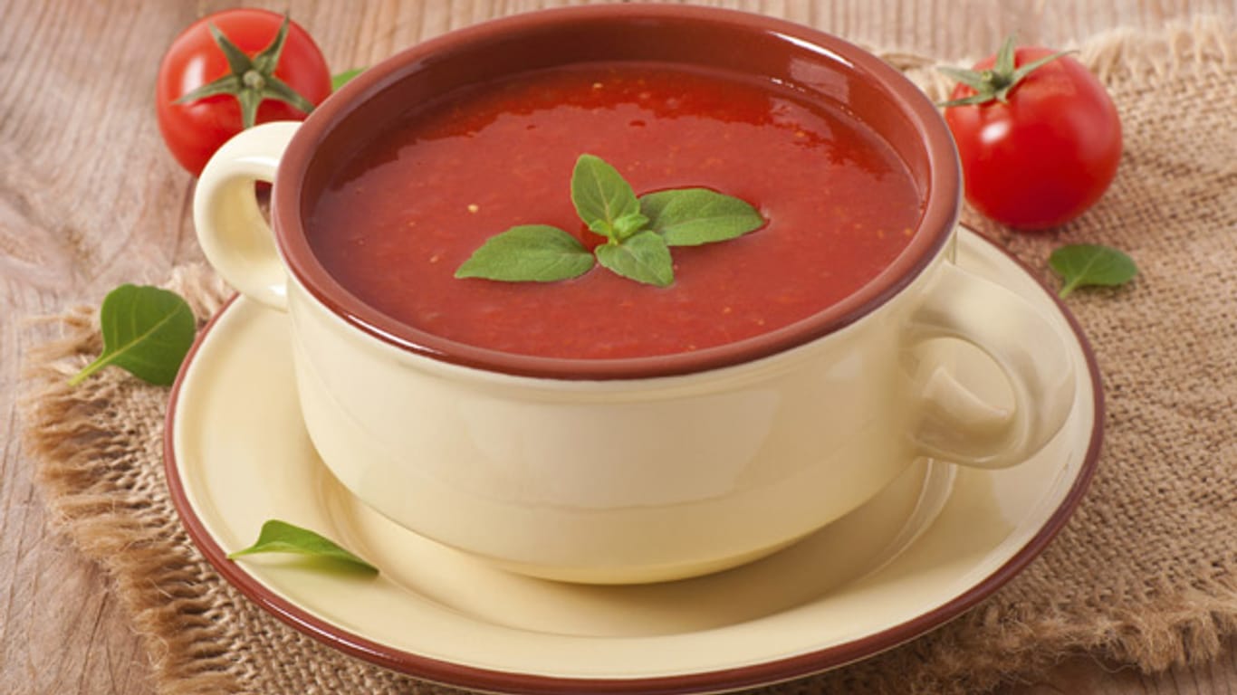 Mit frischen Kräutern können Sie Ihre Tomatensuppe verfeinern, Chiliflocken sorgen für eine gewisse Schärfe.